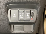 リアドアは乗り降りに便利な両側電動スライドドアです。また運転席に座っていながらスイッチ操作で自在にスライドドアを開け閉めできます。またHondaセンシング用のVSA解除スイッチを右側に装備しています。