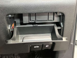 運転席からすぐ手が届く収納ボックス★サッと取り出したい小物を収納しておくと便利です!