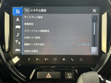 画面にはシステム設定の項目が表示され、ディスプレイや音量、スマートフォン連携などを一覧で確認できます。項目が見やすく整理されており、日常の設定変更も画面を見ながら進めやすい構成です。
