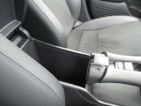 運転席にもアームレストがついています。