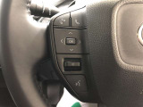 【ステアリングスイッチ】マルチインフォメーションディスプレイ内の表示切替や運転支援機能、オーディオなどの操作をステアリングから手を離さずに行うことができます。