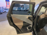 アンビエントライト:直接照明と間接照明を組み合わせて車内を印象深く演出し、寛ぎに満ちたインテリアの雰囲気を生み出します。