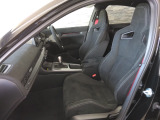専用設計のHonda TYPE Rシートは、さまざまな体格の方がスポーティーな姿勢で運転できるホールド性能を実現しています。