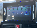 地デジやFM、AM、Bluetoothなど、複数の音源を画面から選べる構成です。使いたいソースを見分けやすく、普段よく利用する音楽やラジオを選ぶ際にも便利にお使いいただけます。
