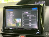 テレビの受信確認画面に番組映像が表示され、停車中に車内でテレビを視聴できます。画面上で受信状況も確認できるため、お出かけ先で休憩する際など、停車中のひとときに映像を楽しめます。