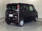 スライドドアは通常のドアに比べて、車のボディーに対し平行に開閉し、開けてもスペースを取りません。出入り口が大きいドアはお子様のいるご家庭はもちろん、混んだ駐車場でも大活躍です!