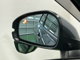 ブラインドスポットインフォメーションは走行中、斜め後ろに車両を感知すると、ドアミラー上のマークを点灯してお知らせします