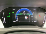 速度やシフト位置、航続可能距離などの情報が中央画面にまとまり、運転中にも確認しやすい表示です。左右には車両情報や各種表示が配置され、必要な情報をひと目で把握しやすくなっています。