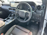 【運転席】座り心地が良いシートなので長時間の運転でも快適にお過ごしいただけます。新品のフロアマットのご注文も可能です。掲載箇所以外にご希望の写真がございましたらお気軽にお問い合わせ下さい。