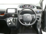 運転席からの視界はこんな感じです☆お気軽にご来店いただき、実際に座って是非お確かめください。ドライバーに寄り添う快適な操作フィールをもたらすステアリングです。