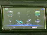 FM・AMやテレビ、USB、Bluetooth Audioなど複数の音源が選べる画面を備え、普段の音楽再生や情報確認に便利です。表示項目がまとまり、使いたいメニューを見つけやすい構成です。