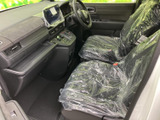 前席からはフロントガラス越しに広い視界が得られ、開放感のある運転席まわりです。助手席側にもゆとりある空間が広がり、座席には保護用フィルムが掛かっています。落ち着いて過ごせます。