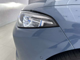 レザーライトはLEDの2倍の明るさで最長600m先まで照らし、対向車を自動で避けて光を放つBMWの超高性能ライトです。