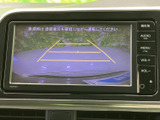 後方の状況を画面で確認しながら駐車操作ができ、車庫入れや狭い場所での切り返しをサポートします。ガイド線も表示されるため、周囲を確認する際の目安として活用できます。