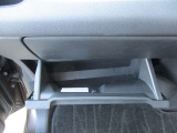 車検証ブックや小物などが収納できるスペースがあります。