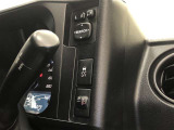 電格式ドアミラースイッチです。運転席に座ったままでも、ミラーの角度調整や格納が行えます。