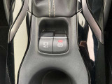 指先でパーキングブレーキの操作ができます。ブレーキホールドもついているので停止中に、ブレーキペダルから足を離しても停止状態を維持し続けてくれます。信号待ちなどの際に非常に便利です。