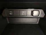 ディスプレイオーディオ用通信/充電USB端子(Type-C)と充電用入力端子(Type-C)が、センターコンソール前部に設置されています。