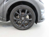 装着タイヤサイズは、225/50R18です。純正アルミホイールを装着しております。