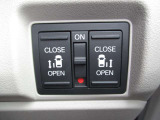 両側電動スライドドアです。運転席やキーレスから開閉が出来てとても重宝します。