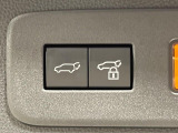 【パワーバックドア】スマートキーや運転席のボタンを押すだけでリアゲートが自動で開閉します!荷物を持っている時や、高い位置にあるバックドアを閉める際に便利な機能です♪