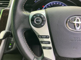 手元のスイッチからオーディオや表示などを操作でき、運転中も視線移動を抑えやすい設計です。必要な操作に手が届きやすく、日常の運転で活躍します。