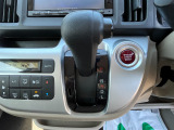 ★シフトレバー★ 手を自然と伸ばしやすいインパネシフト  トランスミッションは、CVT(自動無段変速) 変速ショックのないスムーズな加速とエンジン回転数を効率よく変換する省燃費を両立させています。
