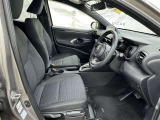 高いホールド性で運転姿勢が安定します。長距離ドライブでも疲れにくいのが魅力です。