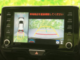 後方の映像に加えて車両周辺の表示も確認でき、駐車時の位置合わせをサポートします。画面の目安線を参考にしながら、周囲を直接確認してゆっくり駐車できます。