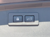 【パワーバックドア】スマートキーや運転席のボタンを押すだけでリアゲートが自動で開閉します!荷物を持っている時や、高い位置にあるバックドアを閉める際に便利な機能です♪