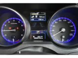 メーター中央にはカラー液晶画面が備えられ、車のインフォメーションを簡単に把握できます。