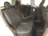 のびのびと足が組めるゆとりを確保しています。リクライニングもできるので、車内で休憩する時などに最適です。
