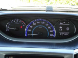 【メーターパネル】素早く車の情報が読み取れる、視認性に優れたシンプルなデザインのメーターパネルです。