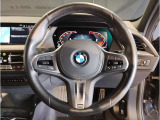 【ハンドル】ドライバーとBMW車の一体感がダイレクトに伝わるステアリングホイール。形状・太さへの拘りに加えて、操作性を高める為にスイッチ類も配置。クイックかつ安定のドライビングを体感下さい!