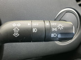 表示されたマークや文字が見やすく、必要な機能を把握しやすいレバーです。手元で扱える位置にあり、日常の運転を支える装備として便利です。