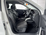 クオリティの高いシートを採用するのは、Audiのクルマづくりの哲学のひとつです。特に座り心地が重要です。体の大きなドイツ人が座っても頑丈な耐久性があります。。しかも肌触りも良く高級家具のようです。