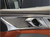 BMWのドアを閉めた時の重厚感は所有者様の満足度を高めてくれます。