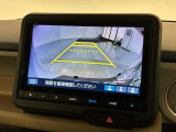 リバースギアに入れるだけで後方の表示へ切り替わります。夜間や雨の日の駐車も楽になりますよ。