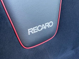 【RECARO製シート】人間工学に基づいた面圧分布によって腰への負担や長時間運転時の疲労発生を軽減☆一目でレカロとわかるスポーティなルックスが特徴です。