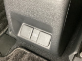 リア席用の充電可能なUSB端子が2個ついています。