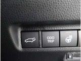 後ろが狭くてもサッと積める。途中で止められる安心のバックドア。後ろの駐車スペースが狭い時に重宝しますよ♪