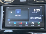 ラジオの放送情報や時刻、接続メニューが画面に表示され、音楽や通話などの機能を確認しやすい構成です。表示内容を見ながら選べるため、毎日の移動中にも活用しやすい装備です。