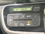 【オートエアコン】一度お好みの温度に設定すれば、車内の温度を検知し風量や温度を自動で調整。暑い&hellip;寒い&hellip;と何度もスイッチ操作をする必要はありません。快適な車内空間には必須の機能ですね♪