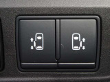 【両側電動スライドドアスイッチ】スマートキーや運転席のスイッチでスライドドアの開閉が可能♪電動なので力を入れてドアを開ける必要が無く小さいお子様でも、重い荷物を持っている時でもラクに開け閉めできます