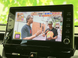 停車中にテレビ番組を視聴できる画面を備えています。出発前の待ち時間や休憩中など、車内で過ごすひとときに映像を楽しめる装備です。