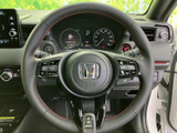 手元にスイッチが配置され、運転姿勢を保ちながら各種機能を扱いやすい仕様です。メーターや前方の様子も視界に入りやすく、普段の運転で必要な操作を手元にまとめられます。