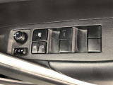 パワーウィンドは今や当たり前の機能ですが、無いと困る機能です。運転席からの操作で、全席の窓を振るオープンにしたり、フルクローズが可能です。