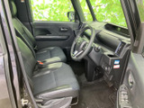 運転席まわりは、シートから前方の窓まで見通しがよく、乗り降りの際にも室内を確認しやすい印象です。シートや足元にゆとりがあり、日常の移動にも使いやすい空間です。