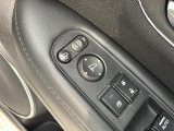 狭い駐車場で便利な電動格納ドアミラーが付いています。