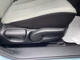 運転席にはドライバーの体型や好みに応じて前後方向だけでなく、高さの調整ができるシートリフターを装備!